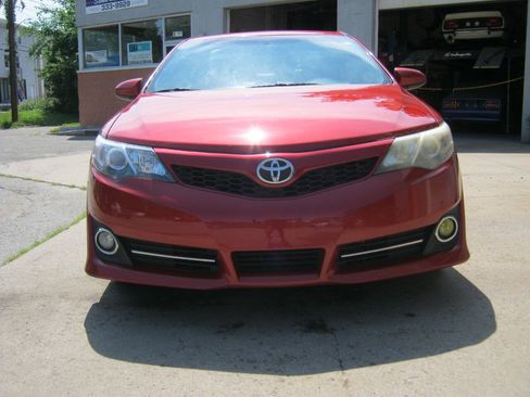 Used 2014 Toyota Camry SE w/ Moonroof Package FWD image 2