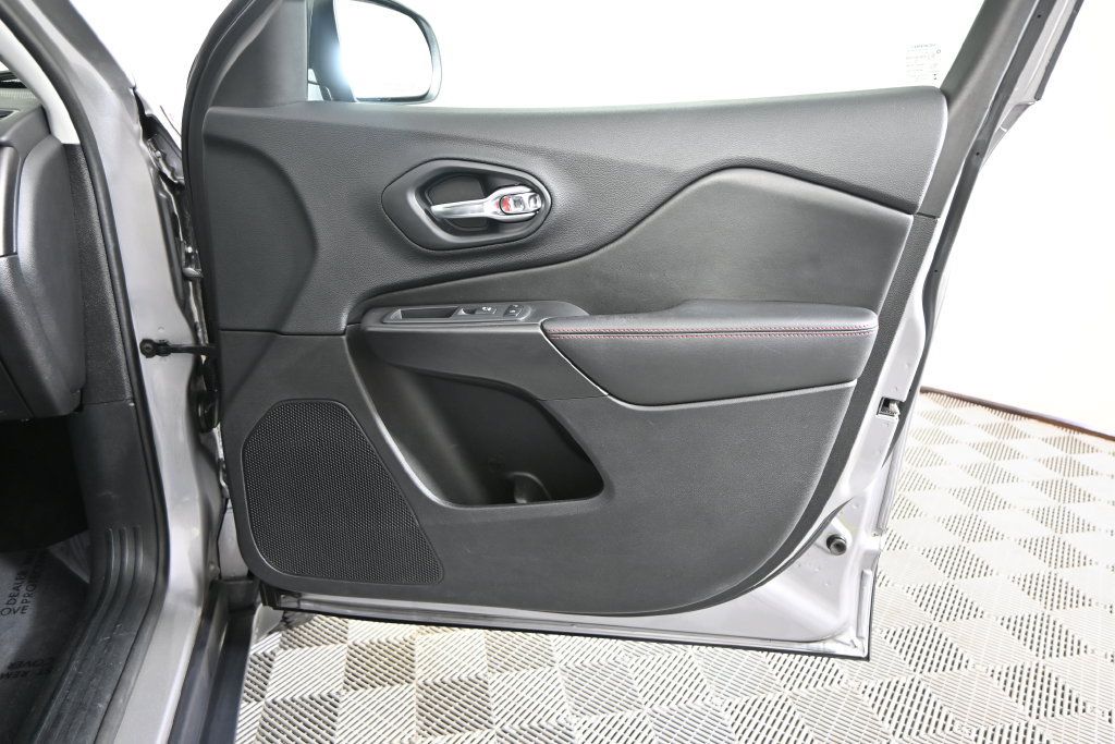 Used 2019 Jeep Cherokee Trailhawk AWD/4WD image 12