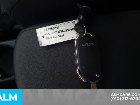 Used 2025 Kia Soul LX w/ LX Technology Package FWD image 18