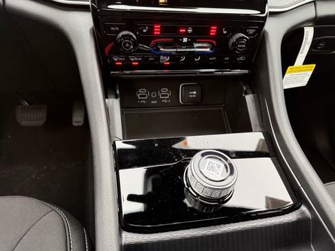 New 2025 Jeep Grand Cherokee Laredo X w/ Luxury Tech Group I image 21