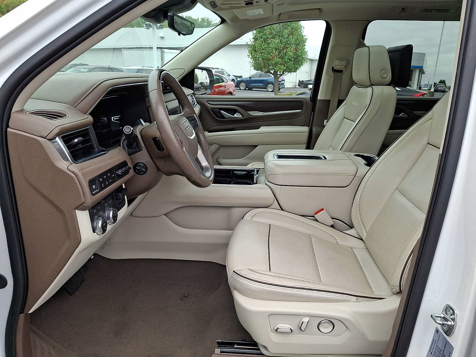Used 2024 GMC Yukon XL Denali w/ Denali Reserve Package AWD/4WD image 16