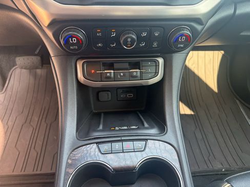 Used 2021 GMC Acadia Denali w/ Denali Technology Package FWD image 18