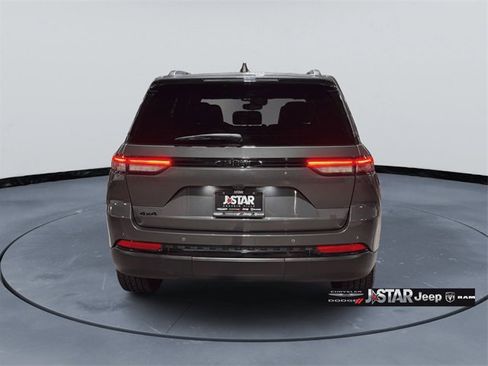 Used 2023 Jeep Grand Cherokee Altitude image 5