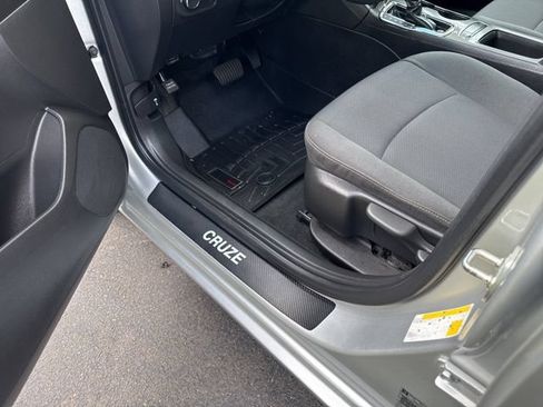 Used 2019 Chevrolet Cruze LS FWD image 17