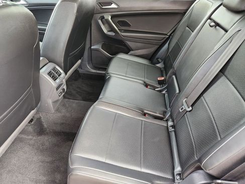 Used 2021 Volkswagen Tiguan SE w/ Panoramic Sunroof Package image 18