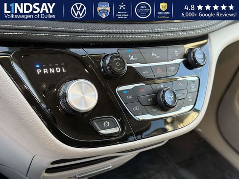 Used 2023 Chrysler Pacifica Touring-L image 18