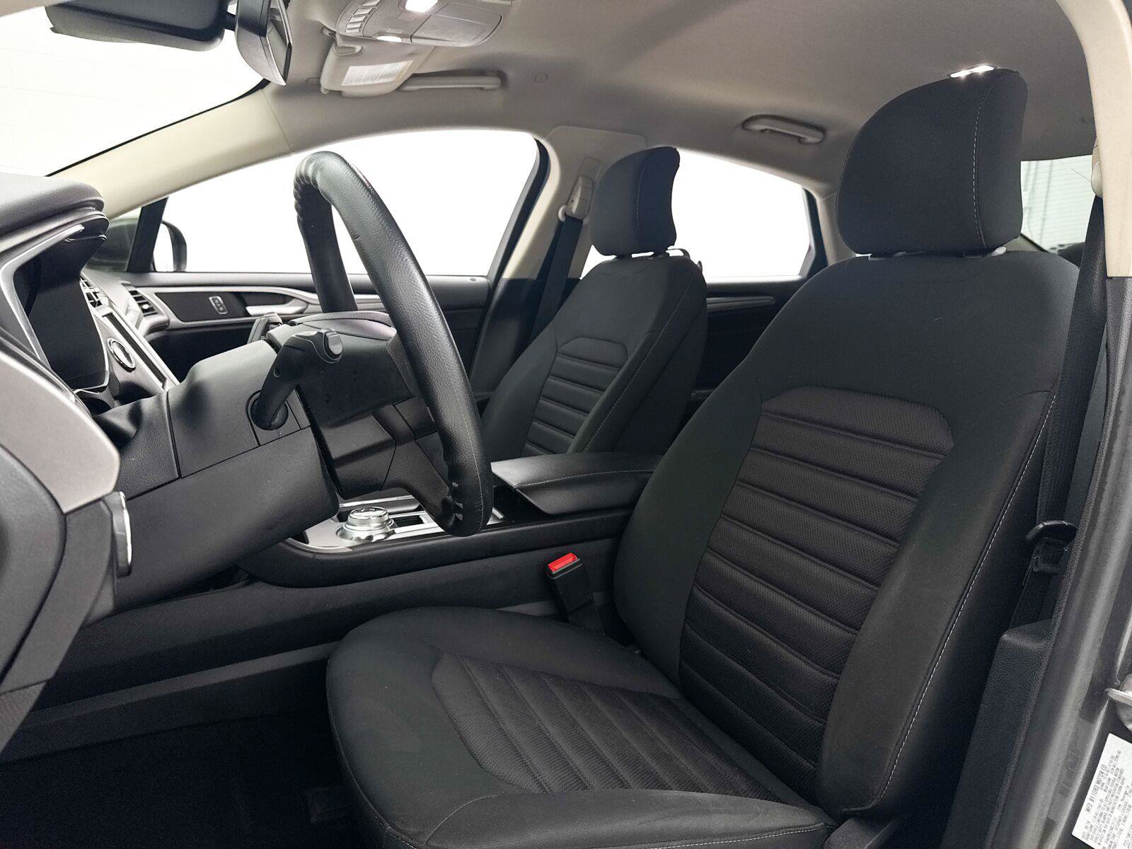 Used 2019 Ford Fusion SE FWD image 14