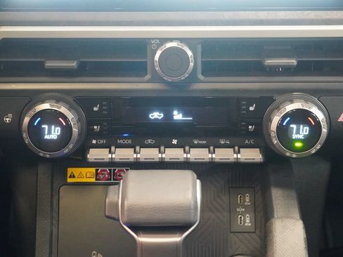 Used 2025 Toyota Tacoma Limited AWD/4WD image 21