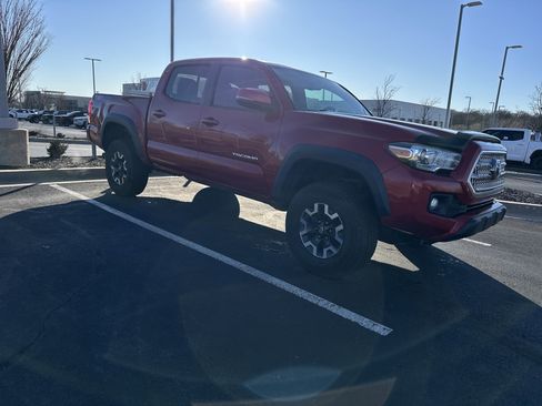 Used 2016 Toyota Tacoma TRD Off-Road image 2