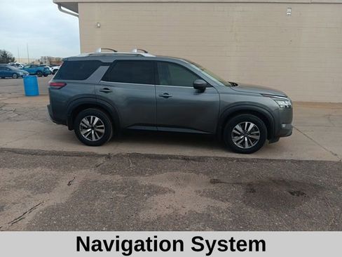 Used 2023 Nissan Pathfinder SL image 3
