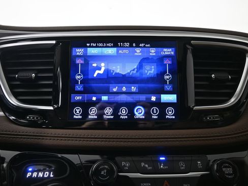 Used 2017 Chrysler Pacifica Limited FWD image 31