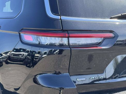 Used 2022 Jeep Grand Cherokee L Limited AWD/4WD image 9