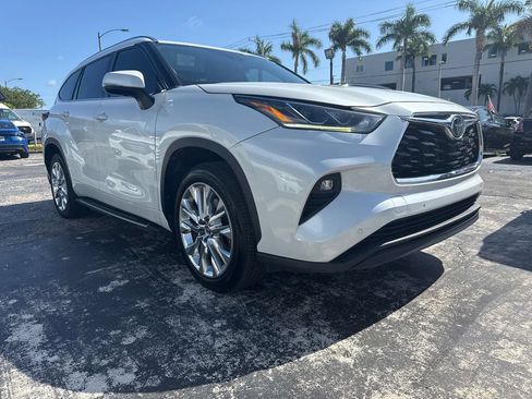 Used 2023 Toyota Highlander Limited FWD image 1