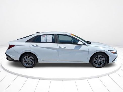Used 2024 Hyundai Elantra SEL FWD image 3
