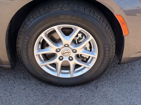 Used 2023 Chrysler Pacifica Touring-L FWD image 9