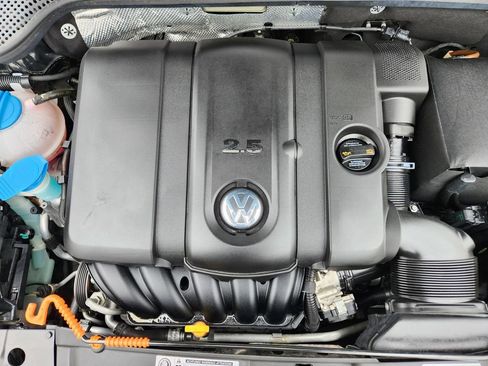Used 2013 Volkswagen Beetle 2.5 image 9