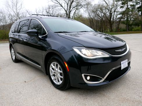 Used 2020 Chrysler Pacifica Touring-L image 4