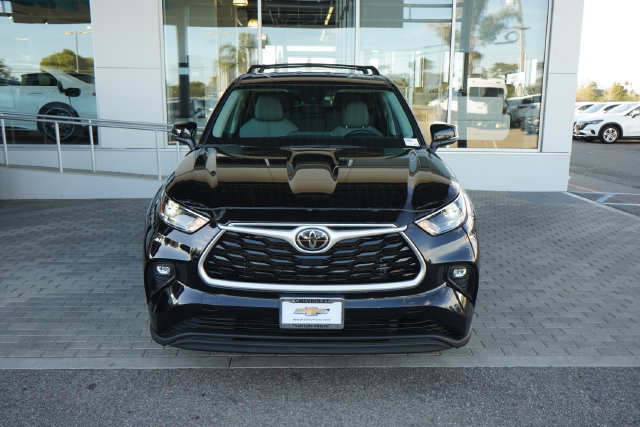 Used 2022 Toyota Highlander LE AWD/4WD image 2