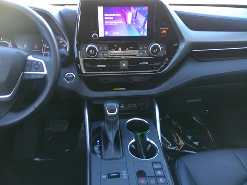 Used 2023 Toyota Highlander XLE image 34