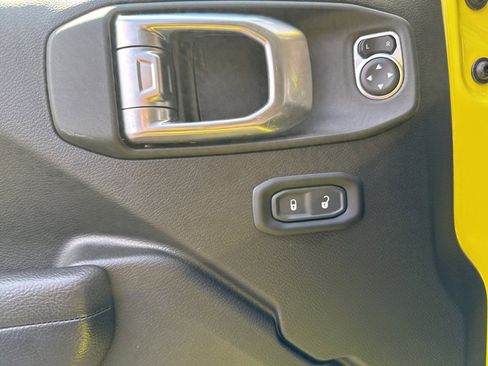 Used 2023 Jeep Gladiator Willys image 24