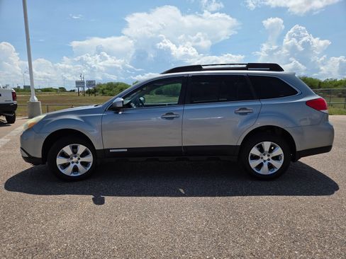Used 2010 Subaru Outback 2.5i Limited AWD/4WD image 4