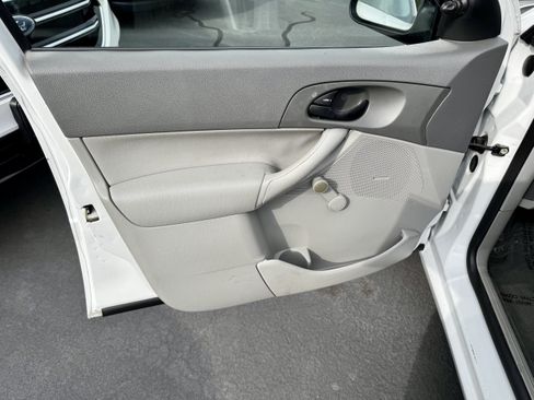 Used 2005 Ford Focus ZX4 Sedan FWD image 20