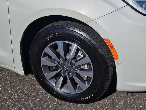Used 2021 Chrysler Pacifica Touring-L w/ Uconnect Theater Family Group FWD image 8