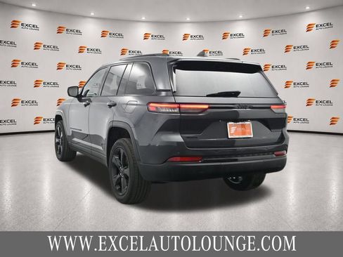 Used 2022 Jeep Grand Cherokee Altitude AWD/4WD image 3