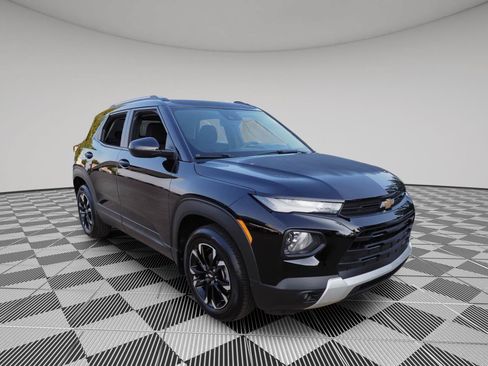 Used 2023 Chevrolet TrailBlazer LT w/ LPO, Blackout Package FWD image 3