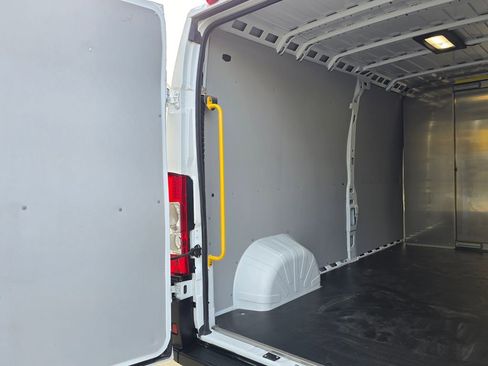 Used 2025 RAM ProMaster 2500 w/ Convenience Group image 15
