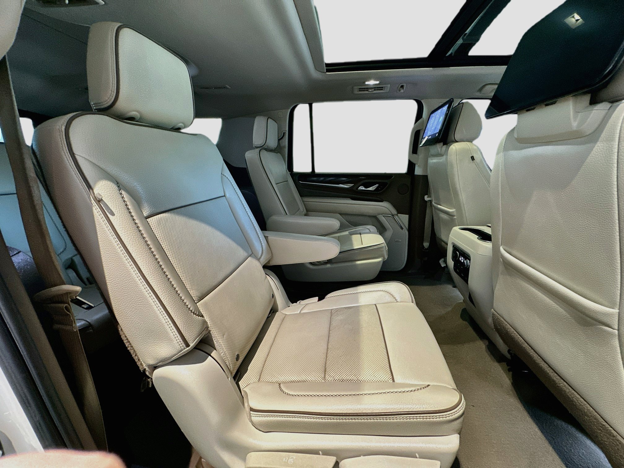 Used 2021 GMC Yukon XL Denali w/ Denali Ultimate Package AWD/4WD image 30