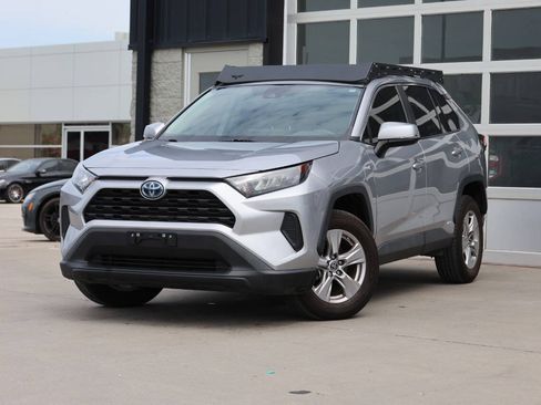 Used 2021 Toyota RAV4 LE AWD/4WD image 3