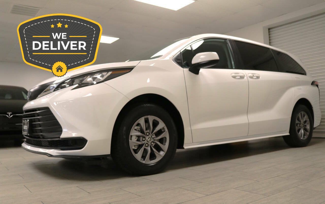 Used 2023 Toyota Sienna LE AWD/4WD image 2