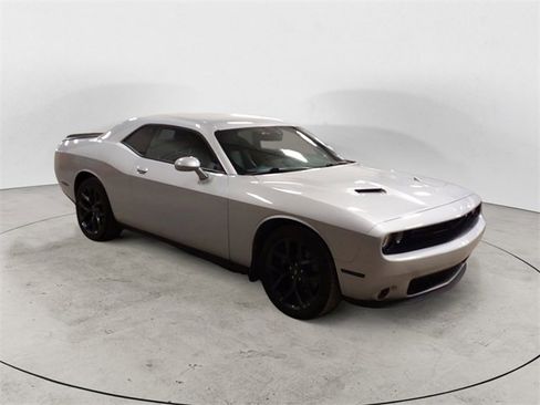 Used 2022 Dodge Challenger SXT w/ Plus Package image 7