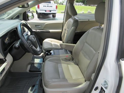Used 2016 Toyota Sienna XLE Premium FWD image 22