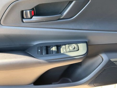 Used 2025 Toyota Prius LE FWD image 25