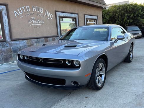 Used 2016 Dodge Challenger SXT image 2