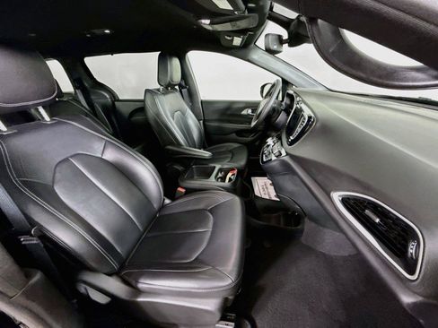 Used 2025 Chrysler Pacifica Select FWD image 27