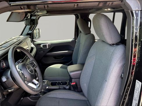 Used 2025 Jeep Wrangler Unlimited Sahara AWD/4WD image 21