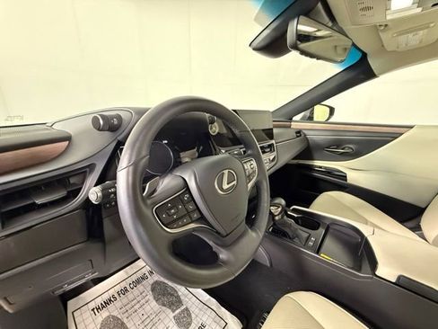 Certified 2025 Lexus ES 300h w/ Premium Package image 8