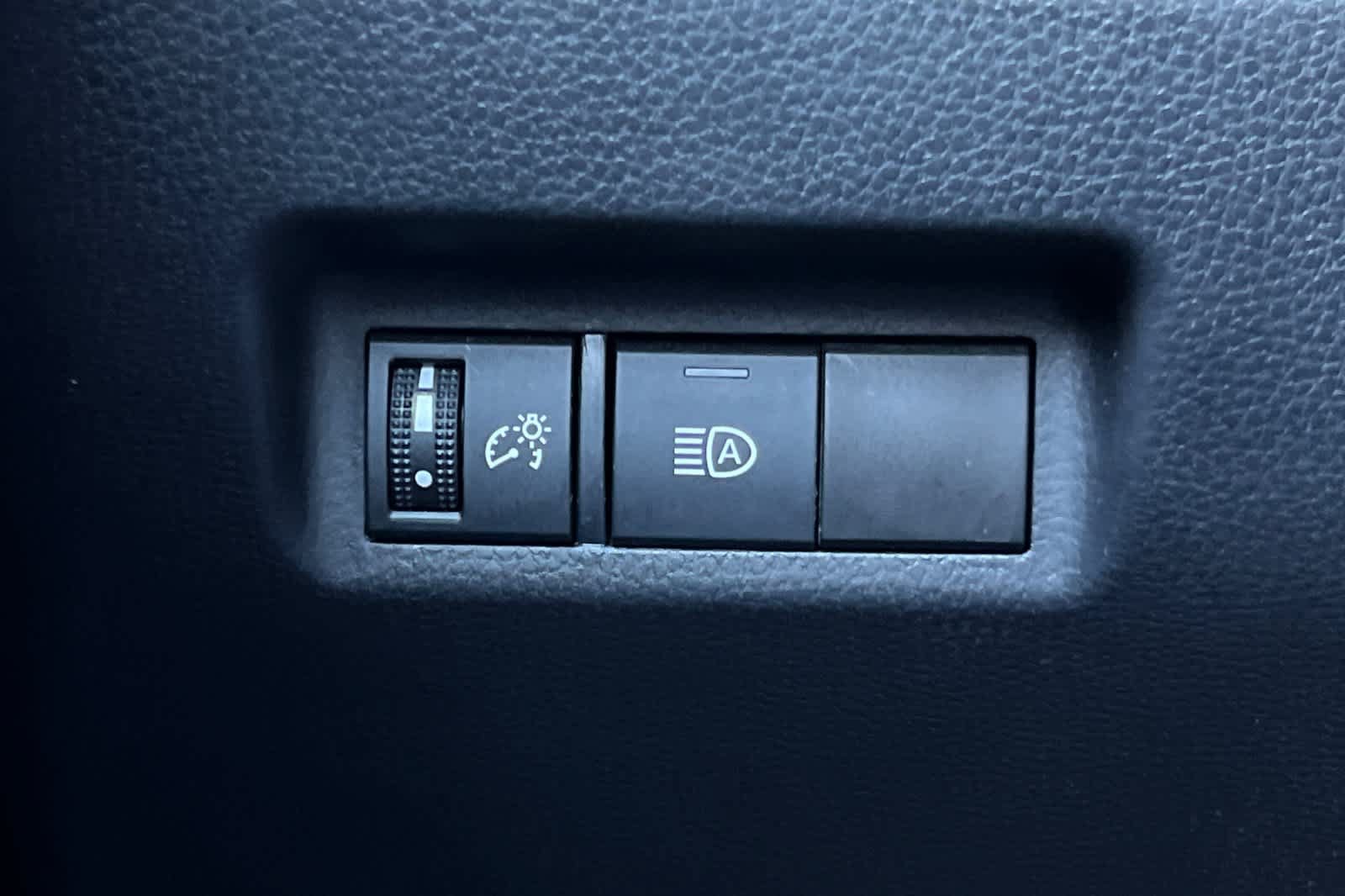 Used 2021 Toyota RAV4 LE AWD/4WD image 29
