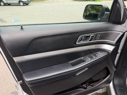 Used 2017 Ford Explorer XLT w/ Equipment Group 202A AWD/4WD image 14