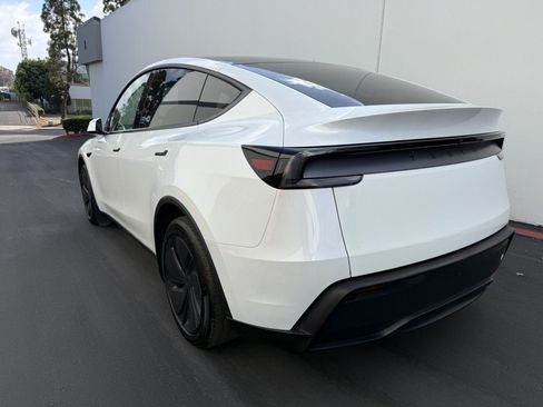 Used 2026 Tesla Model Y Long Range RWD image 4