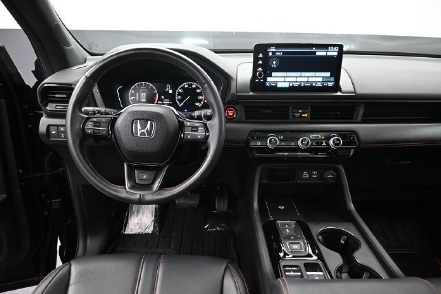 Used 2025 Honda Pilot TrailSport image 11