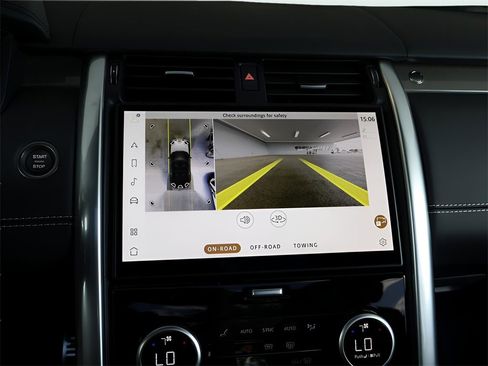 Used 2025 Land Rover Discovery Metropolitan Edition image 53