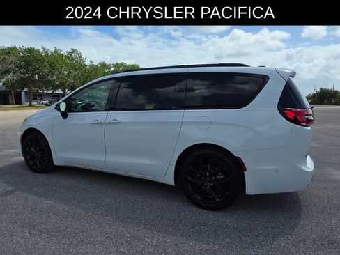 Used 2024 Chrysler Pacifica Limited w/ S Appearance Package image 5