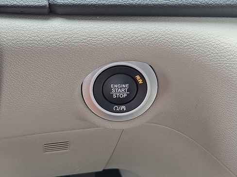 Used 2024 Chrysler Pacifica Touring-L FWD image 31