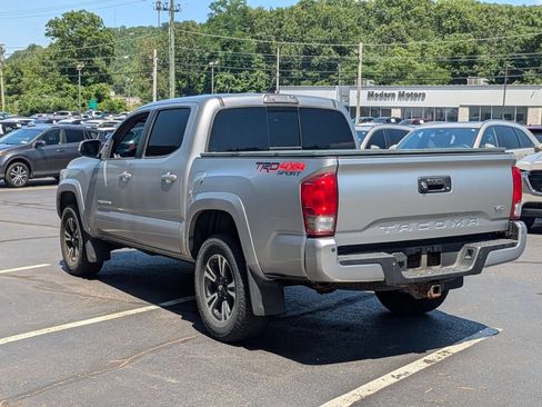 Used 2017 Toyota Tacoma TRD Sport AWD/4WD image 4
