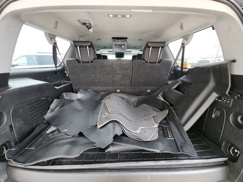 Used 2018 Chevrolet Suburban LT image 9