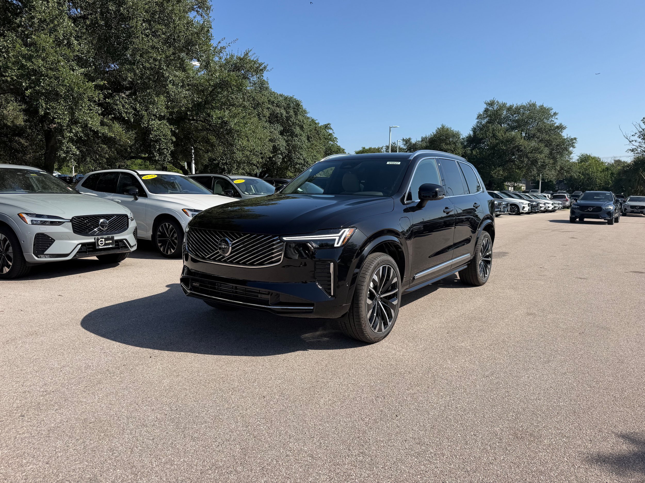 New 2026 Volvo XC90 T8 Plus w/ Protection Package AWD/4WD image 2